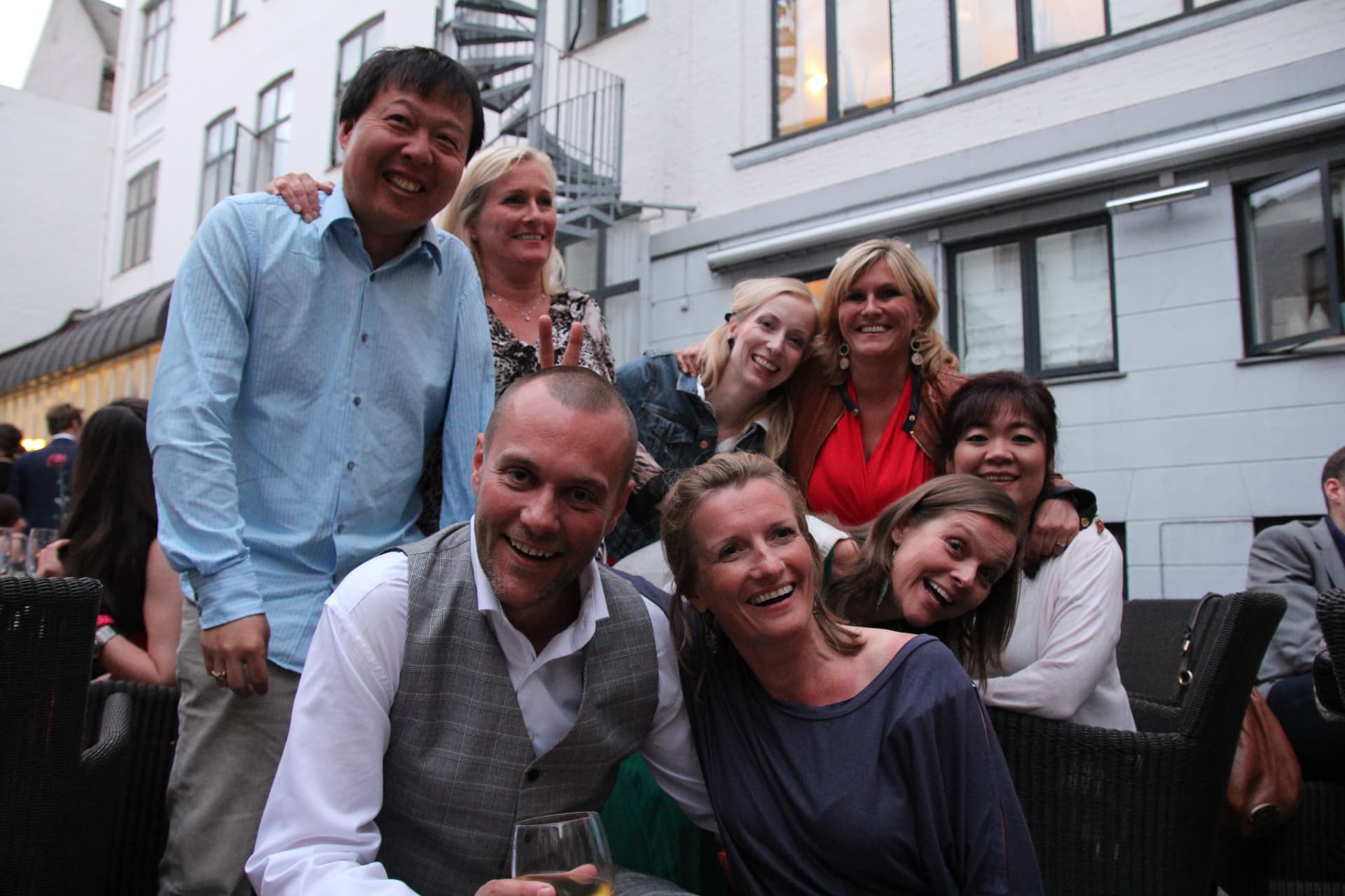 Alle åtte barnebarna til Lasse og Åshild, samlet i Johanne og Øysteins bryllup i 2012
