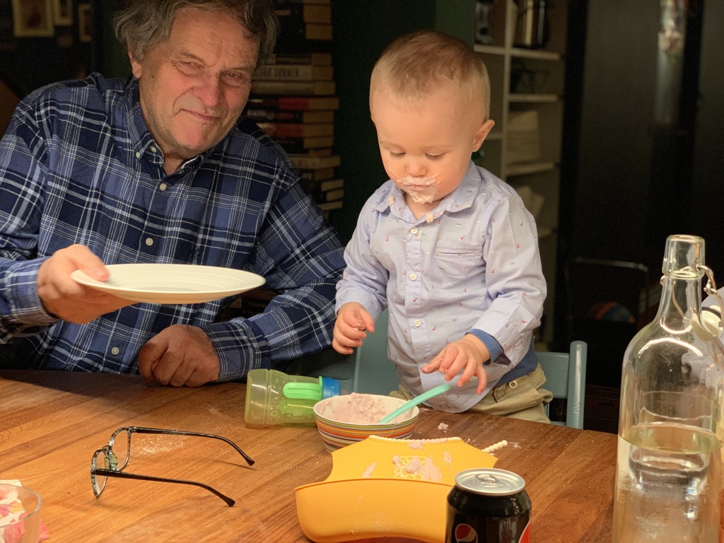 Åsmund Lasse Tynning sammen med barnebarnet Amund ved spisebordet i 2019.