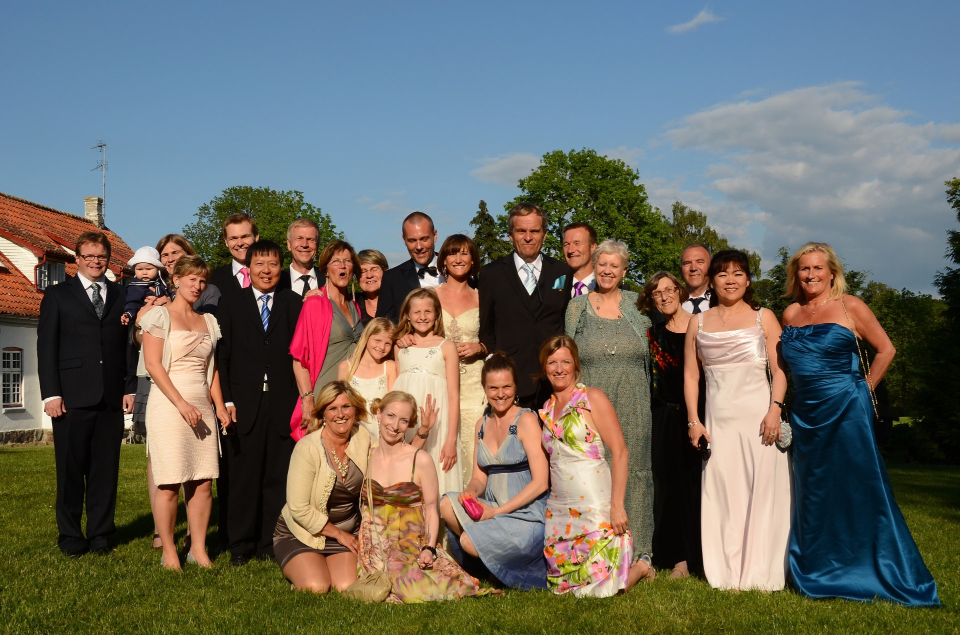 Hele Tynning- og Andersen-slekta samlet på plenen i Johanne og Øysteins bryllup i 2012
