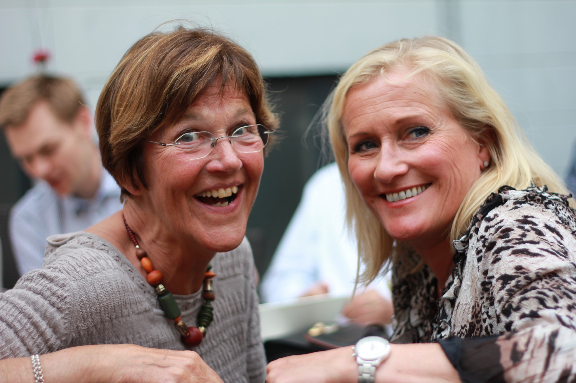 Bjørg og Tone i Johanne og Øysteins bryllup, 2012. Tante og niese, begge med Søndre Valler i historien sin. Familiearkivet.