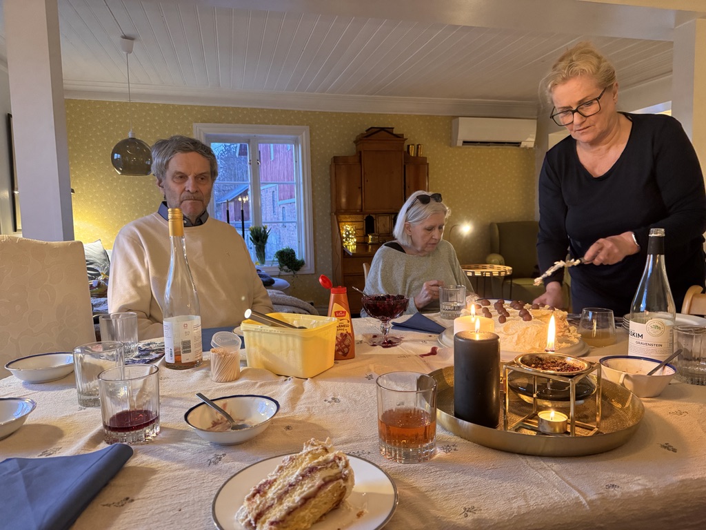 Åsmund Lasse Tynning, Helle Bjergved og Tone Tynning samlet til feiring på gården på Valler.