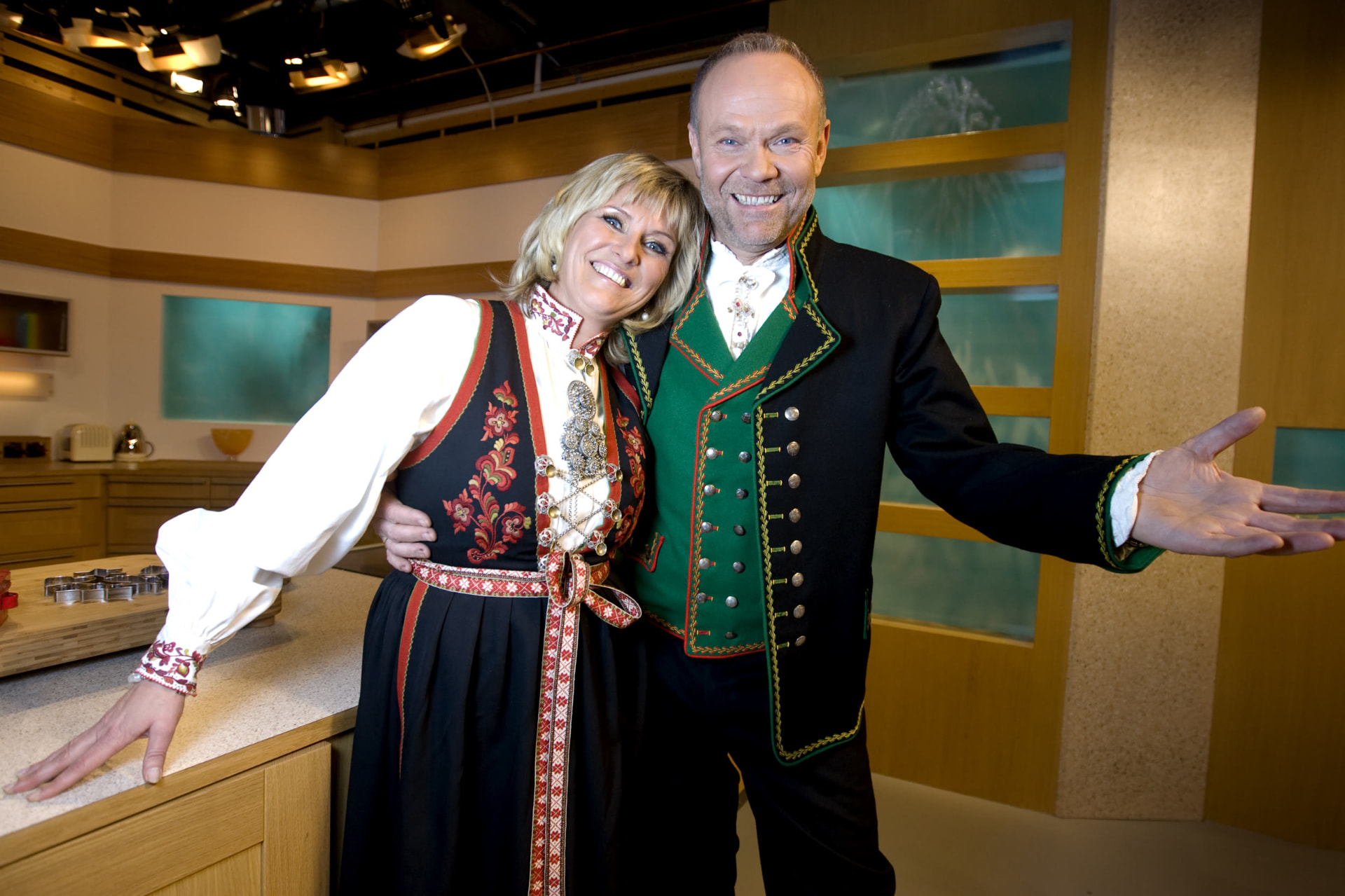 Signe Prøis Tynning i bunad i God morgen Norge-studioet sammen med en kollega.