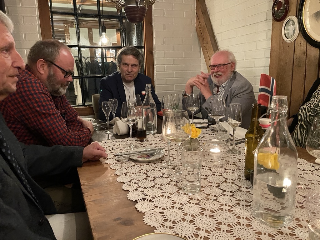 Familien samlet rundt bordet under Åsmunds 80-årsdag i 2022.