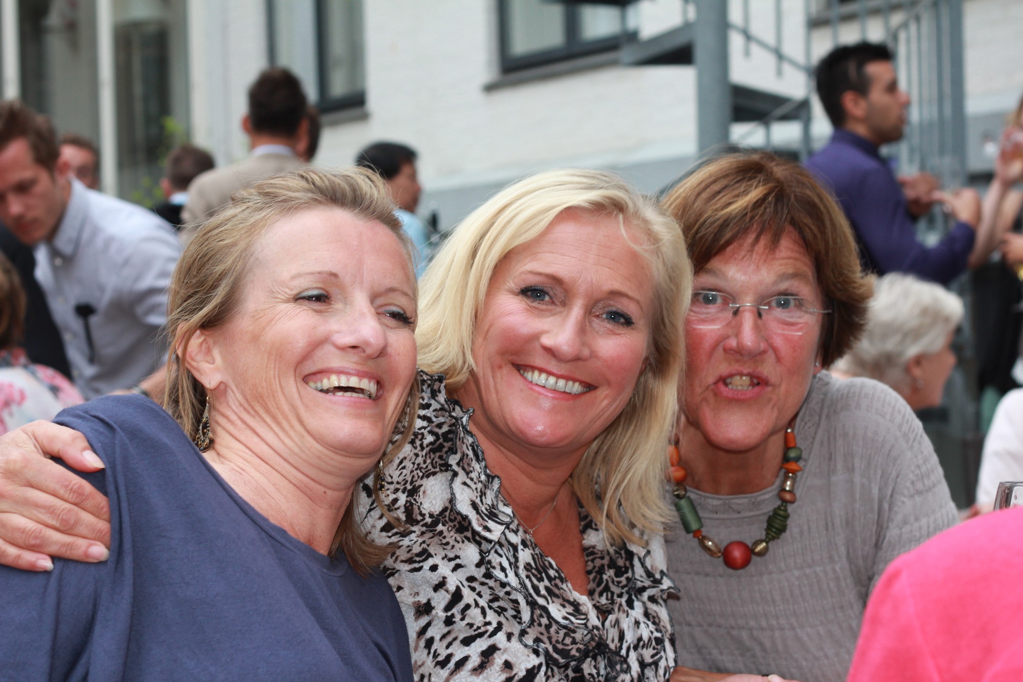 Gro, Tone og Bjørg i Johanne og Øysteins bryllup, 2012. To søstre og tanta deres. Familiearkivet.
