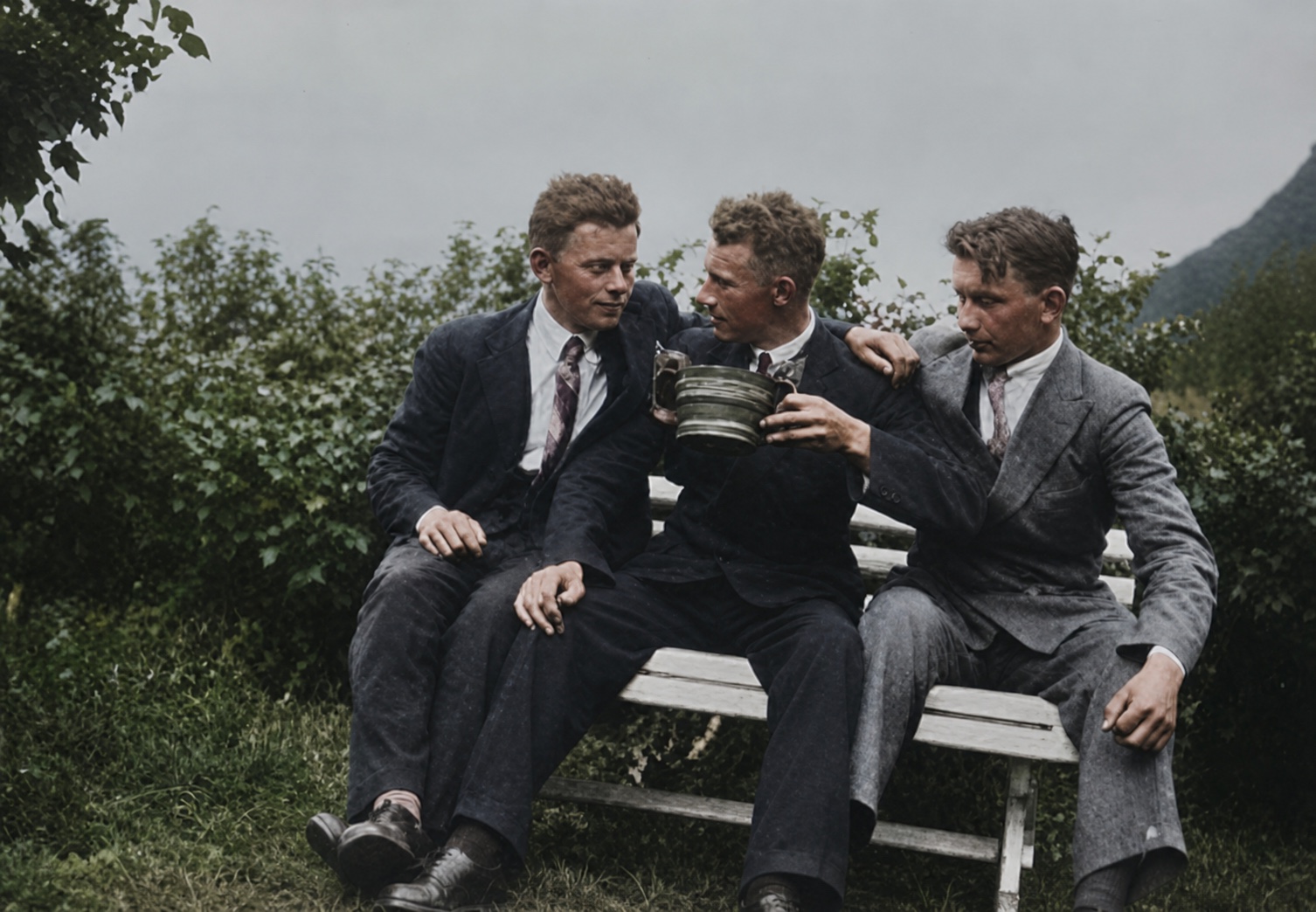Andreas Wergeland, Tormod Tynning og Lars Østerbø på en benk i bryllupet til Irgens Tynning i 1935