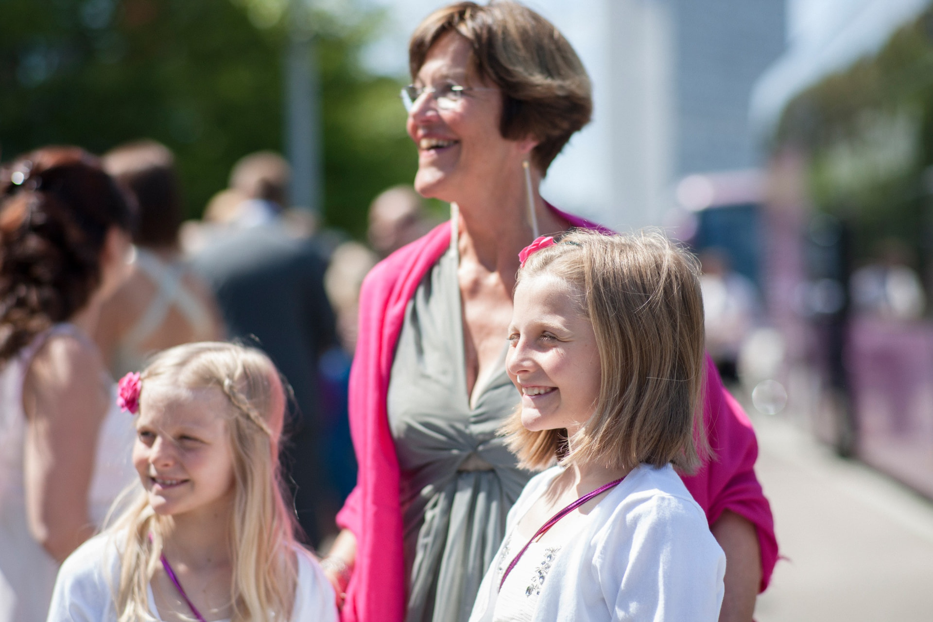 Bjørg Tynning med barnebarna Fredrikke og Marie Tynning-Bergestuen i 2012