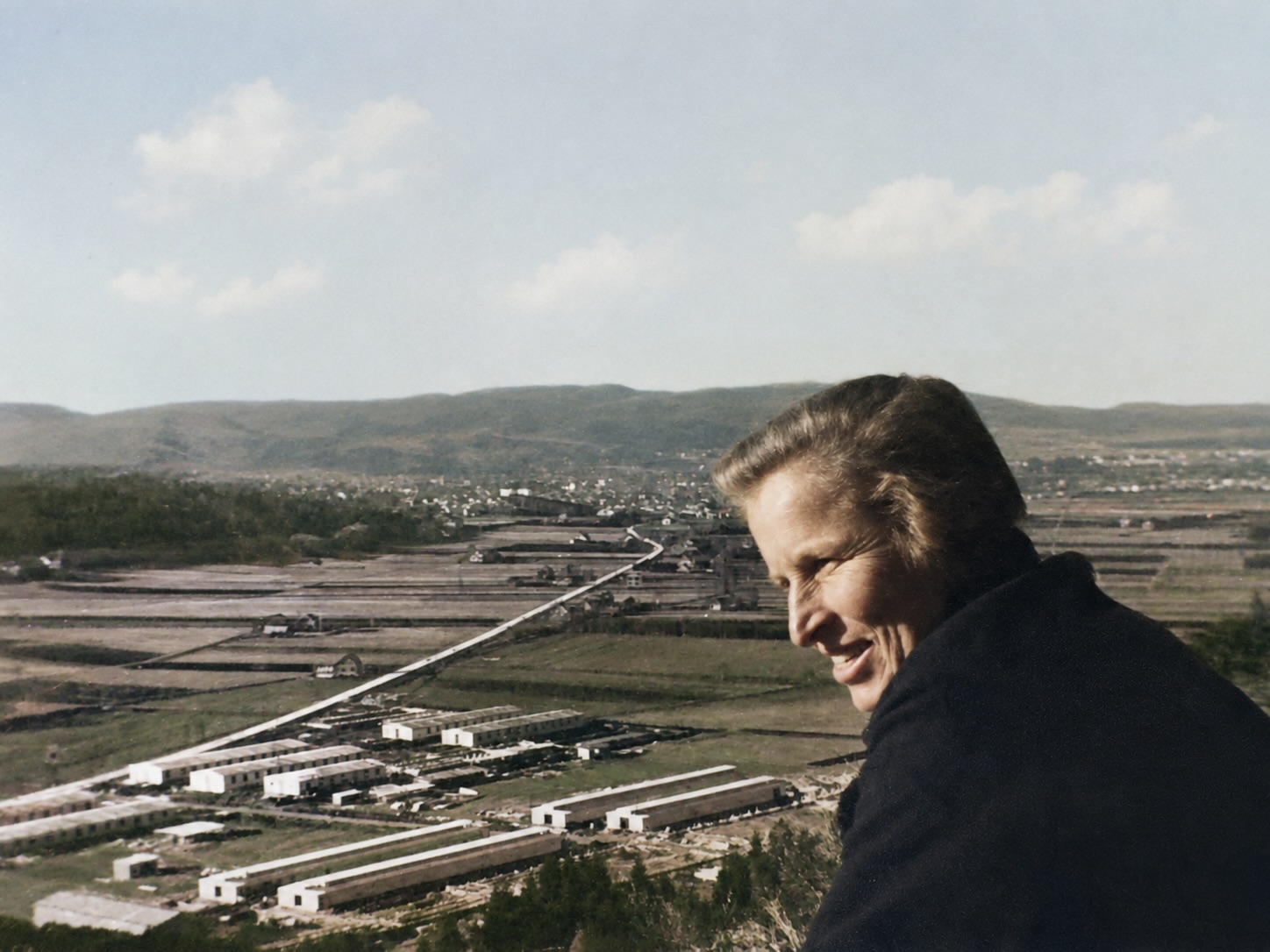 Åshild over Vallermyrene. Åshild Tynning med utsyn over Vallermyrene og områdene rundt gården på Valler. Årstall ukjent. Foto: familiearkivet.