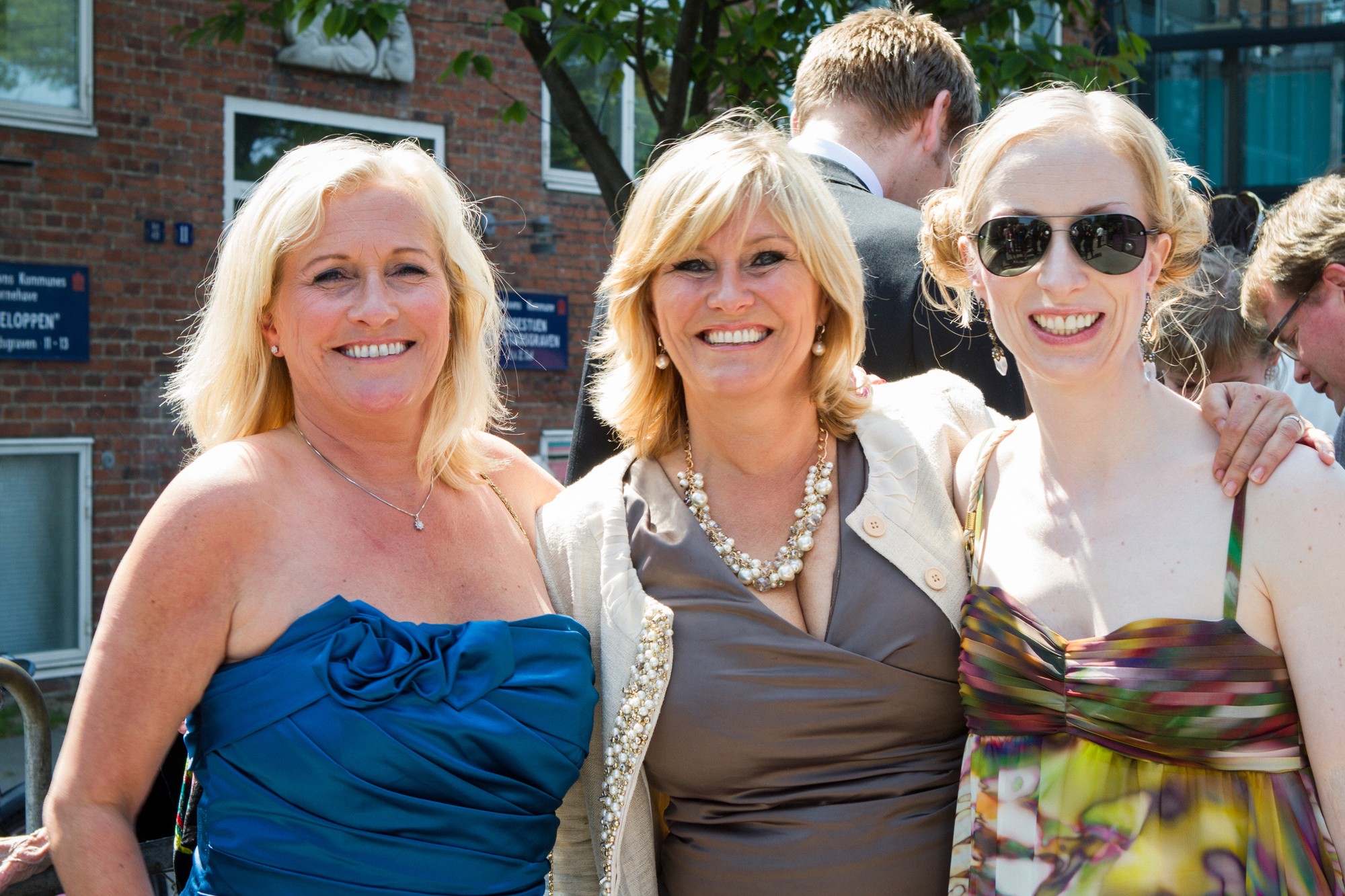Tone, Signe og Jenny Hild i Johanne og Øysteins bryllup, 2012. To søstre fra Porsgrunn og kusinen fra Bergen. Familiearkivet.